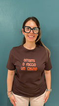 T-SHIRT CON SCRITTA "AMAMI O FACCIO UN CASINO" - CIOCCOLATO - SOUVENIR