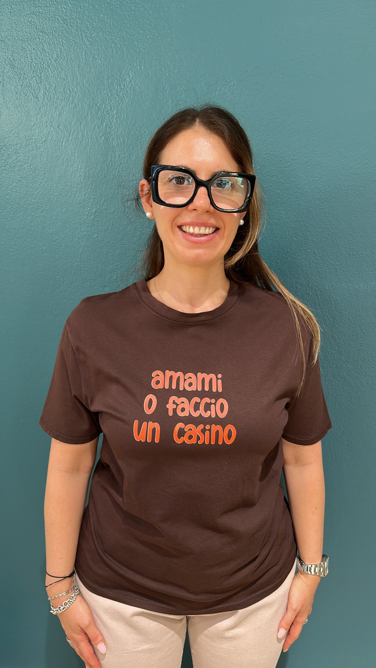 T-SHIRT CON SCRITTA "AMAMI O FACCIO UN CASINO" - CIOCCOLATO - SOUVENIR