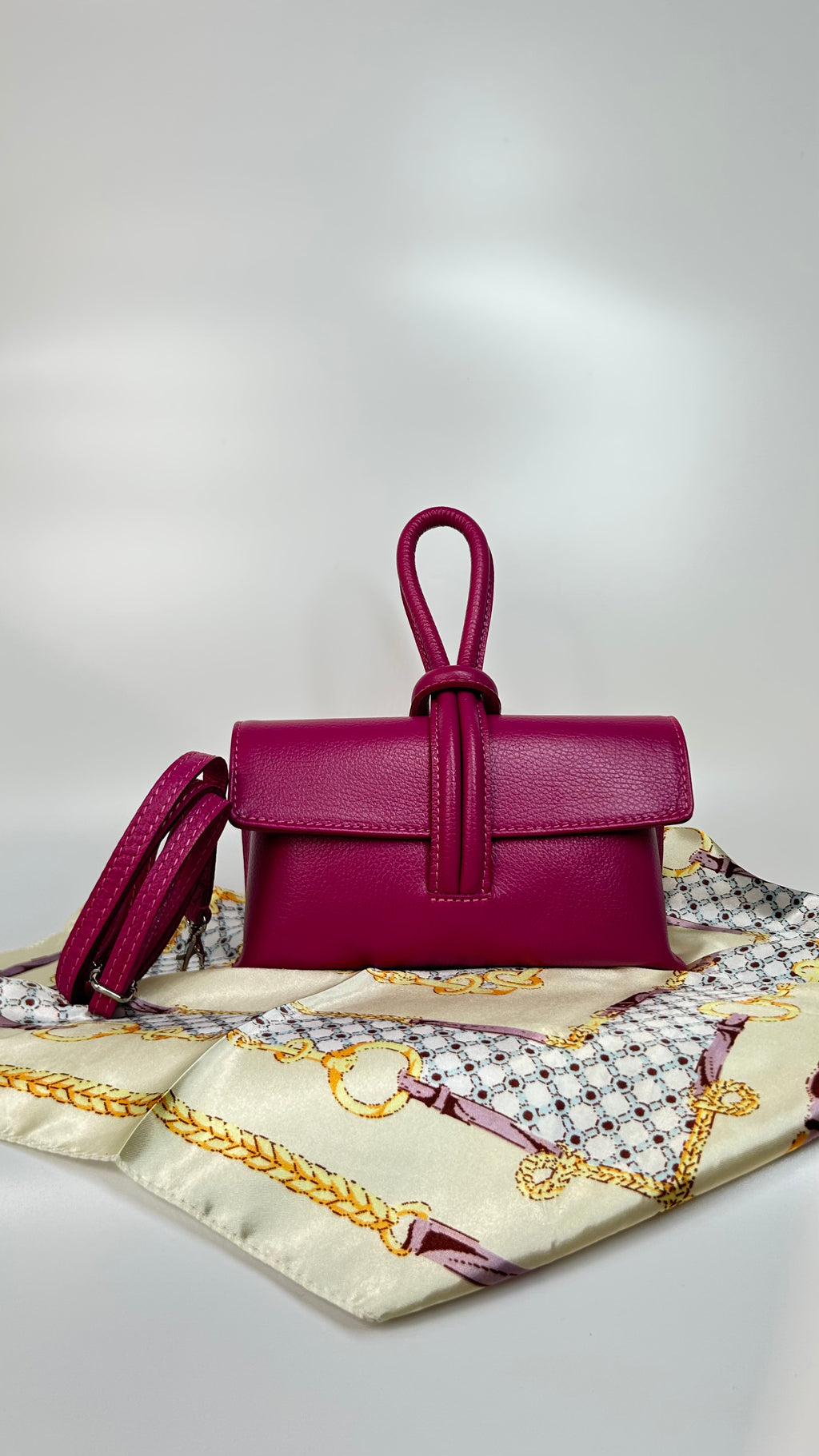 POCHETTE CON NODO IN VERA PELLE MARTELLATA - FUCSIA