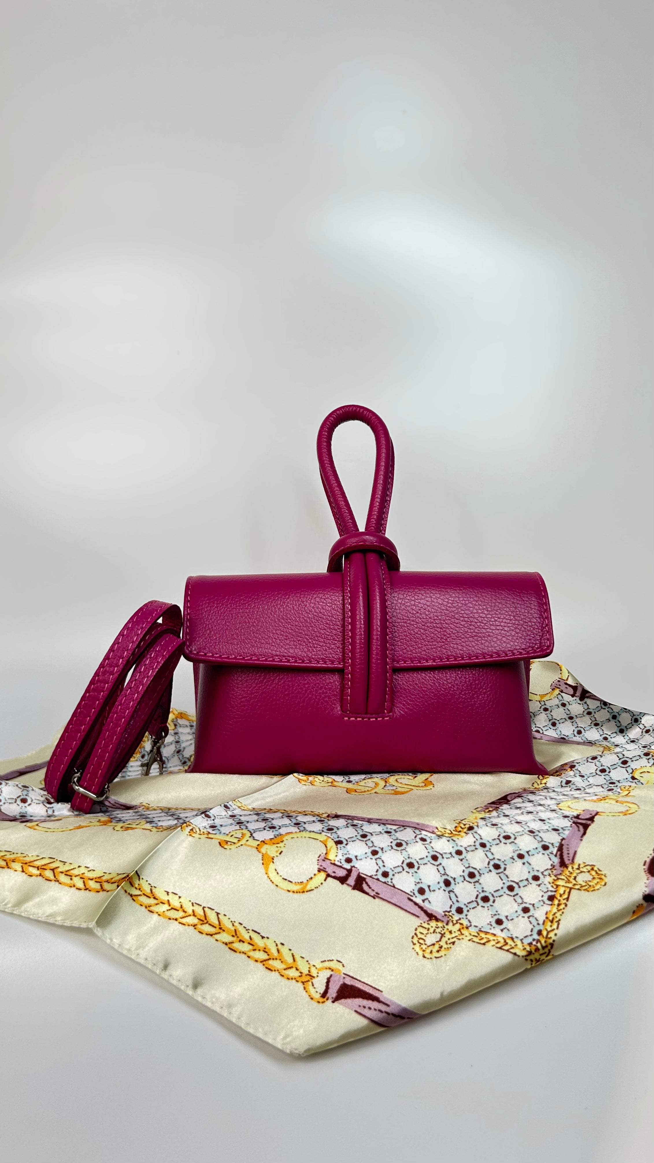 POCHETTE CON NODO IN VERA PELLE MARTELLATA - FUCSIA