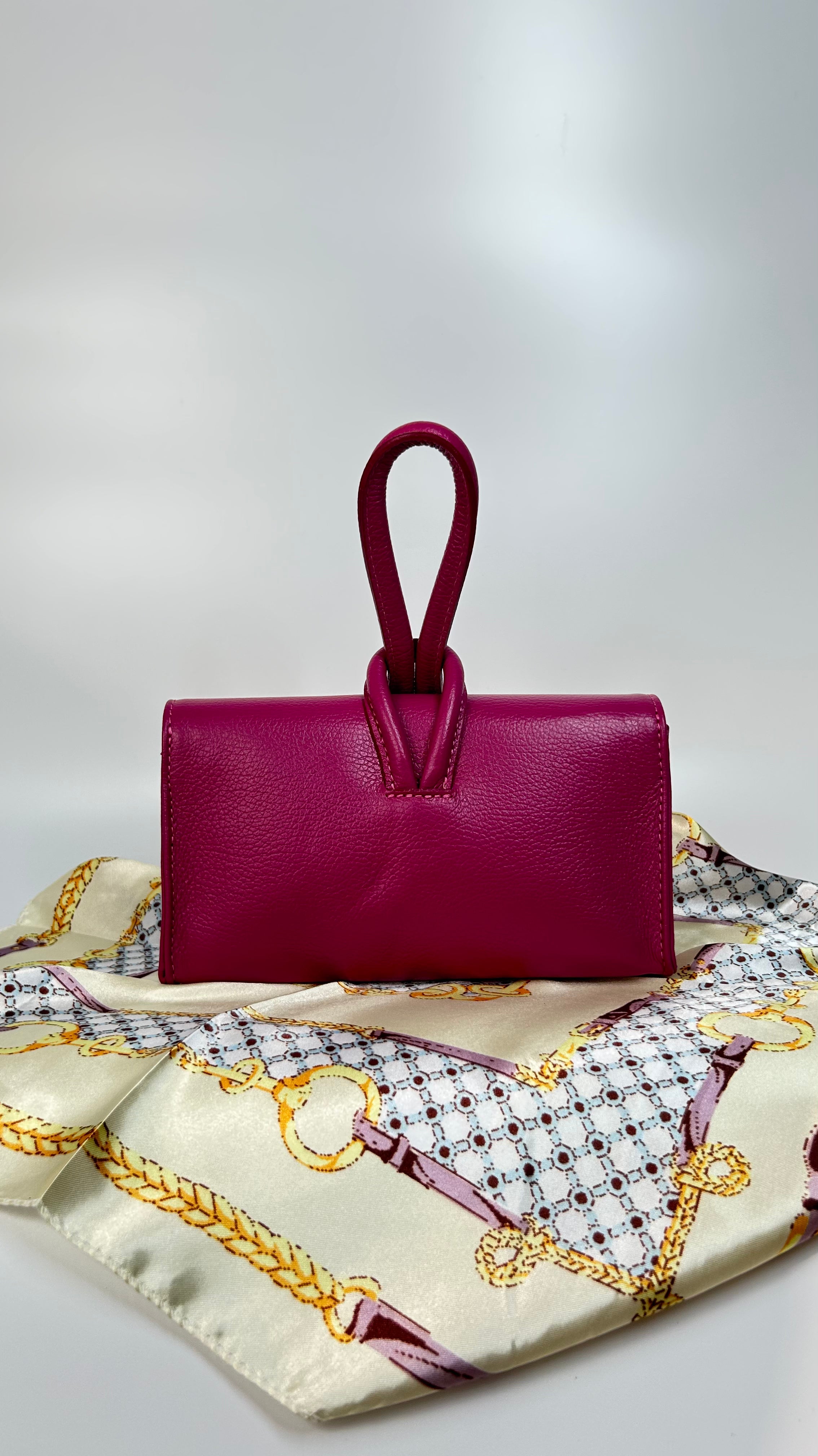 POCHETTE CON NODO IN VERA PELLE MARTELLATA - FUCSIA