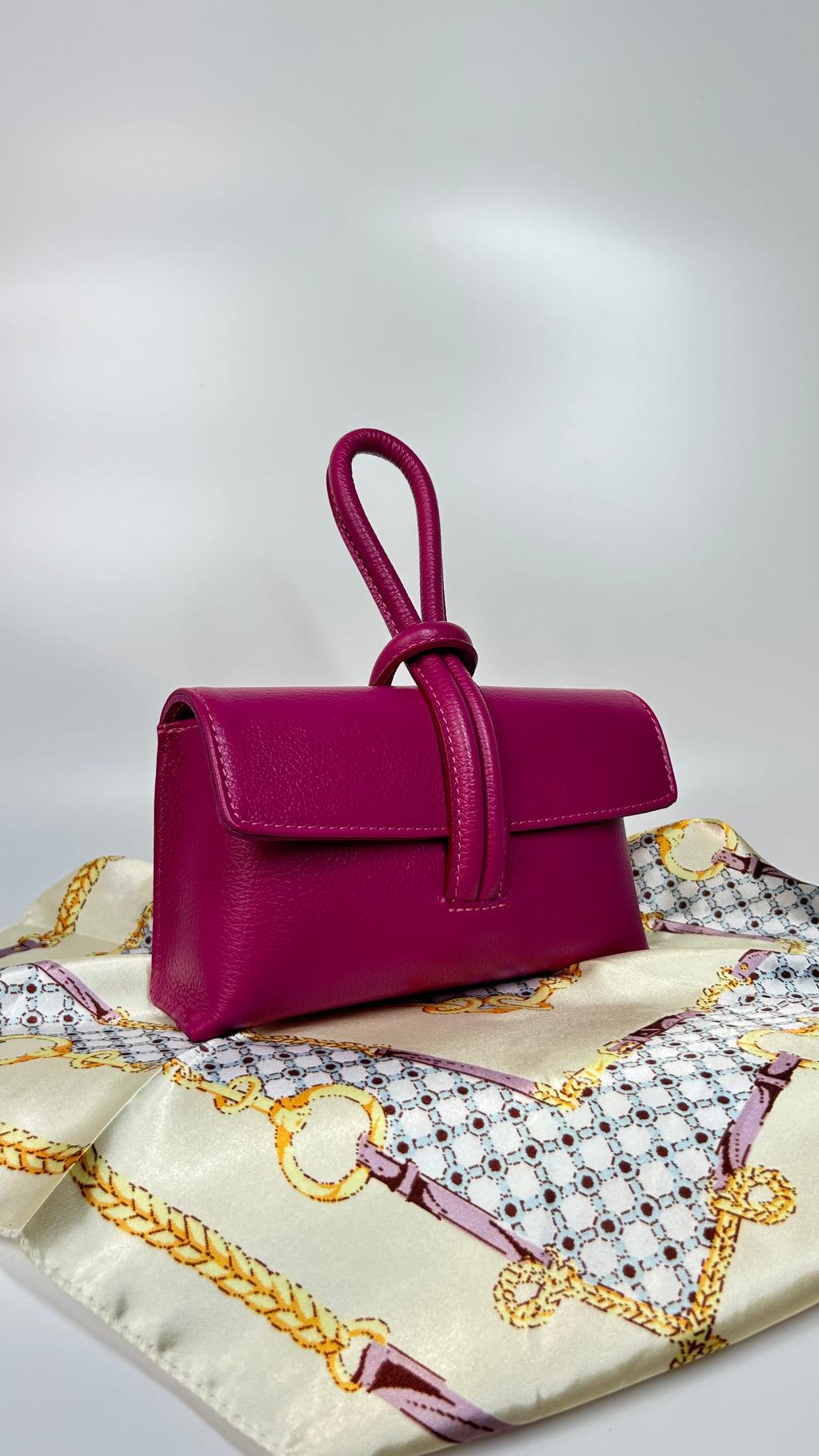 POCHETTE CON NODO IN VERA PELLE MARTELLATA - FUCSIA
