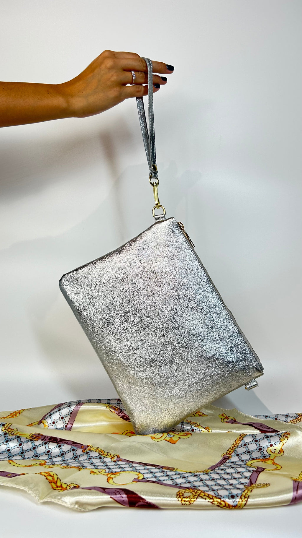 POCHETTE LAMINATA IN VERA PELLE ARGENTO