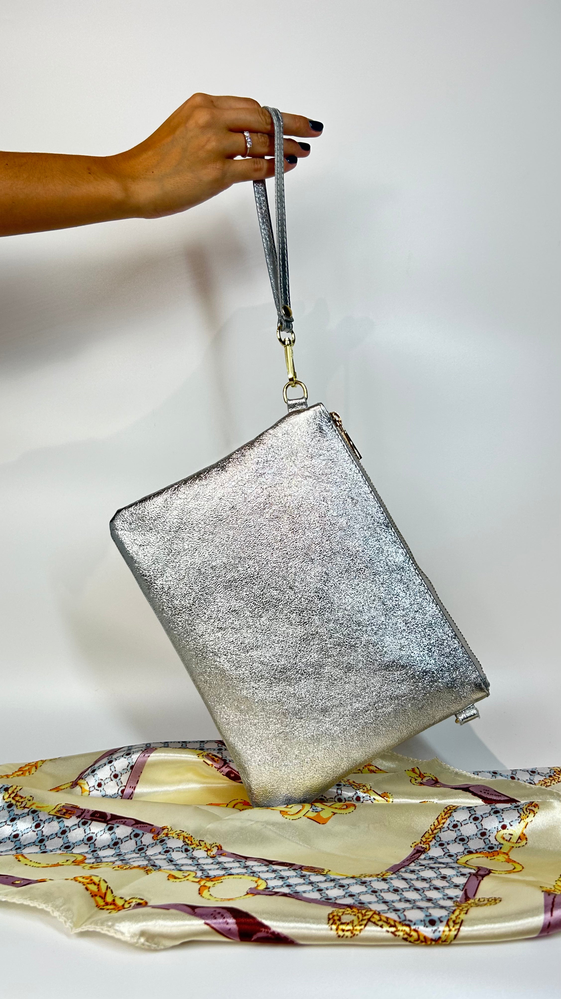 POCHETTE LAMINATA IN VERA PELLE ARGENTO