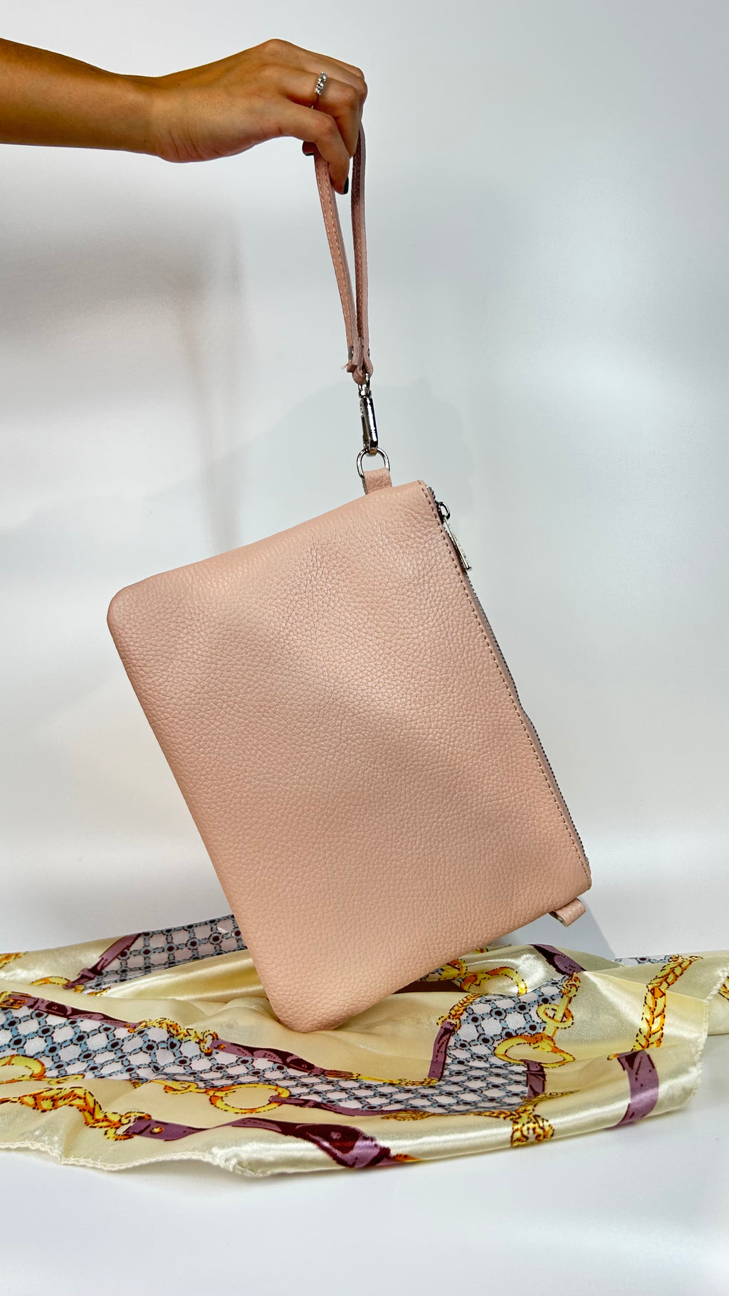POCHETTE IN VERA PELLE MARTELLATA