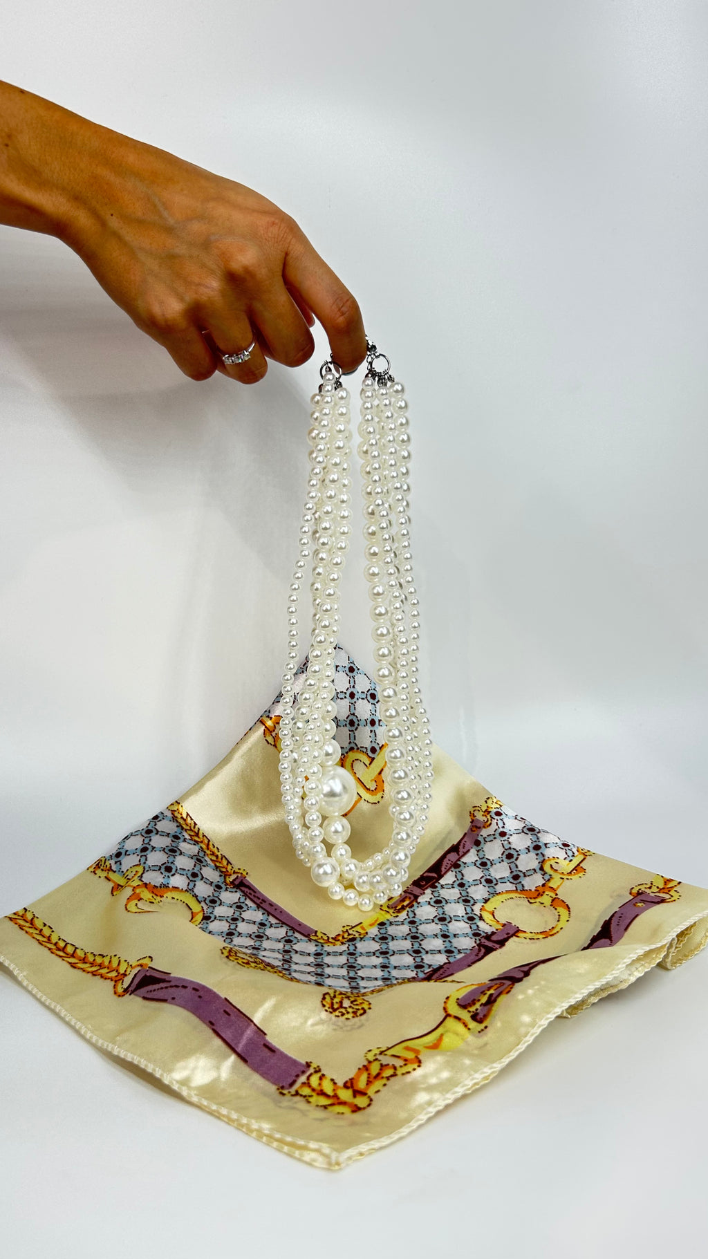 COLLANA CORTA MULTIFILI CON PERLE