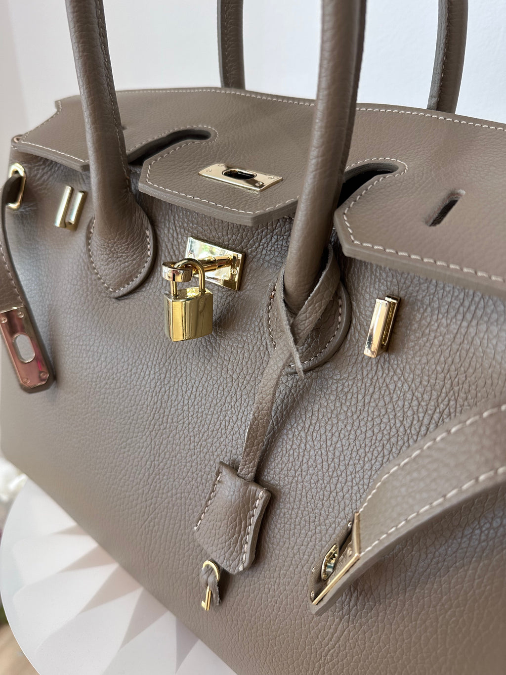 BORSA MODELLO B  IN VERA PELLE MARTELLATA - TAUPE