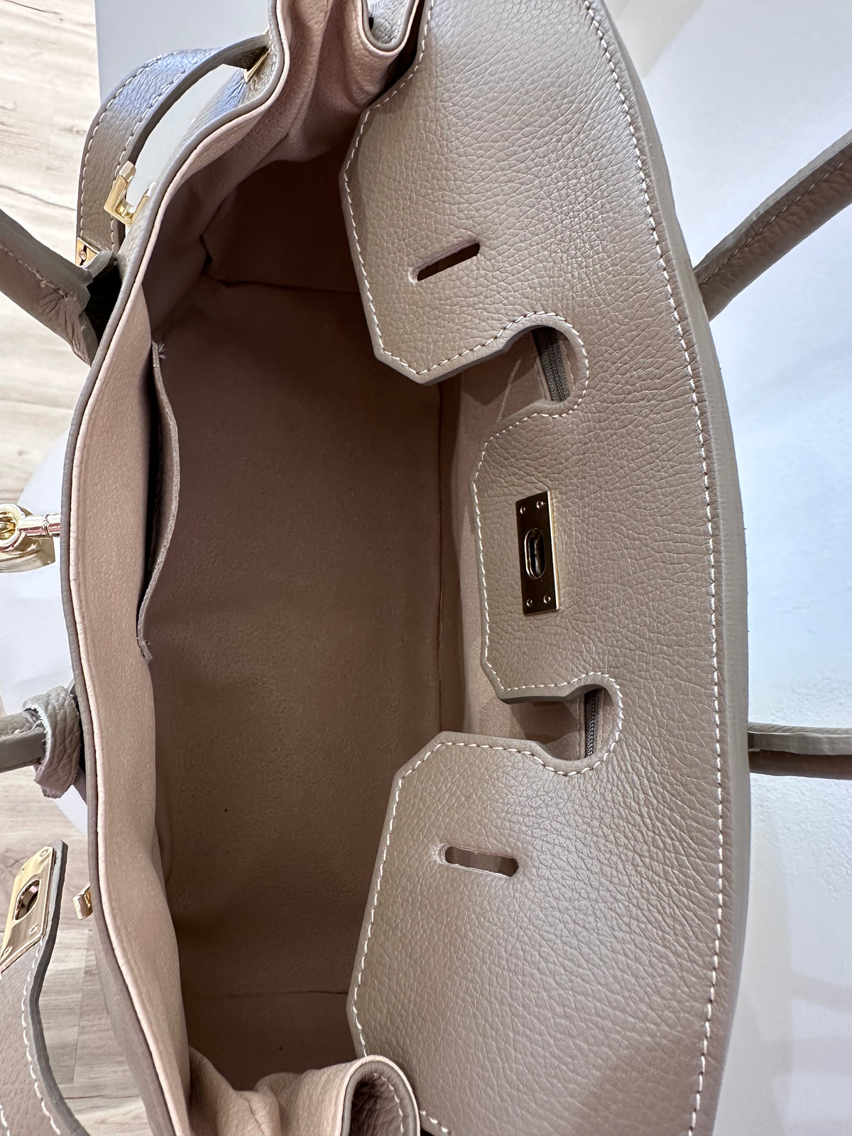 BORSA MODELLO B  IN VERA PELLE MARTELLATA - TAUPE